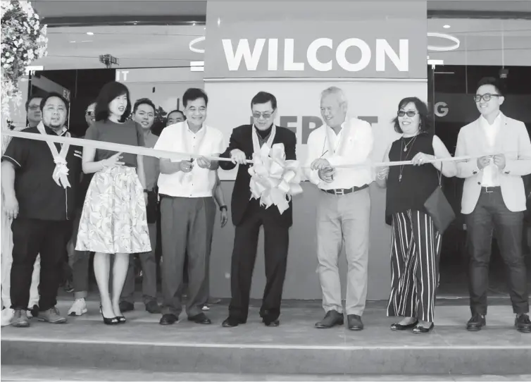  ?? (JOEY P. NACALABAN) ?? STORE OPENING. City Mayor Oscar Moreno (5th from left), William Belo (4th from left), President and Founder of Wilcon; and Congressma­n Maximo Rodriguez (3rd from left) of the 2nd district of Cagayan de Oro, during the cutting of the ribbon to formally...