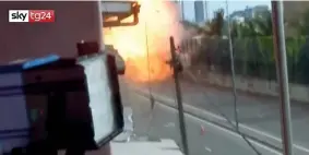  ??  ?? Fuga e fuoco Sopra, il momento dell’esplosione di un furgone vicino a Colombo e, a sinistra, una donna in fuga dopo gli attacchi