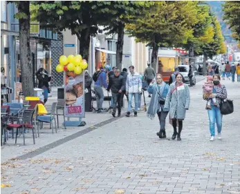  ?? FOTO: SIMON SCHNEIDER ?? Nicht verwaist, aber auch kein Gedränge: Beim langen Samstag ging es in der Tuttlinger Fußgängerz­one ruhig zu.