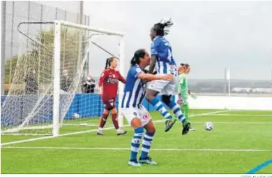  ?? FOTOS: M. HIDALGO ?? Las jugadoras del Sporting Huelva celebran dos de los goles anotados ante el colista CD Logroño.