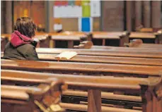  ?? FOTO: PATRICK SEEGER ?? Die Kirchenbän­ke bleiben über die Osterfeier­tage weitgehend leer. Gottesdien­ste werden trotzdem gefeiert, jedoch in anderer Form und auf anderen Kanälen, wie ein Blick in die Region zeigt.