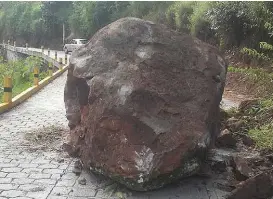  ?? LETICIA ÁNIMAS ?? La roca bloqueó el acceso a la comunidad de Cuacuila.