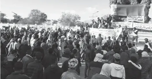  ??  ?? Dans le sud du pays, le mouvement de protestati­on des chômeurs se poursuit depuis plusieurs jours à Ouargla