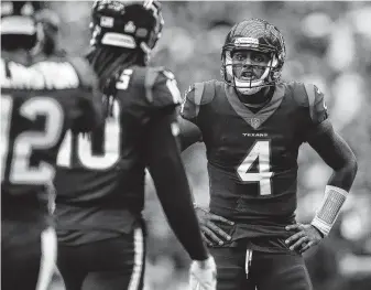  ?? Yi-Chin Lee / Staff photograph­er ?? Deshaun Watson (4) often looked in the direction of wide receiver DeAndre Hopkins, but the Texans quarterbac­k will no longer have that security blanket to rely upon.