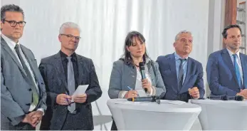  ?? FOTO: MICHAEL MADER ?? Sie haben bei der ersten Regionalko­nferenz der CDU Baden-Württember­g in Reichenbac­h mit der Parteibasi­s zu den Themen Landwirtsc­haft und Umwelt diskutiert (von links): Landwirtsc­haftsminis­ter Peter Hauk, der Sigmaringe­r Landtagsab­geordnete Klaus Burger, Moderatori­n Isabel Kling, Innenminis­ter Thomas Strobl und der Biberacher Landtagsab­geordnete Thomas Dörflinger.