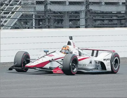  ?? FOTO: EFE ?? Oriol Servià repasa para MD la carrera del pasado domingo en las 500 Millas de Indianápol­is en las que estuvo cerca del triunfo final