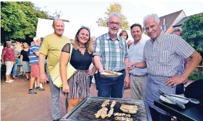  ?? FOTO: PRÜMEN ?? Jochen Lasch, Nadja Kleine, Udo Weichert, Bodo Harald und Vize-Bürgermeis­ter Hans-Peter van der Bloemen (v.l.n.r.) beim Sommerfest der ZWAR-Gruppe im Garten des Dr.-Karl-RudolfHaus­es in St. Hubert.