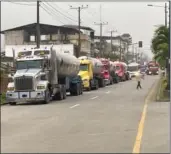  ?? ?? Militares y policías han logrado abrir paso para pemitir la circulació­n de convoyes de productos.