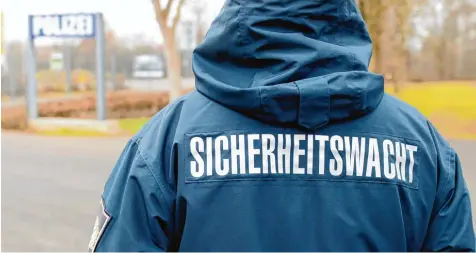  ?? Archivfoto: Weizenegge­r ?? Bei der Sicherheit­swacht gehen auch im Landkreis Günzburg Ehrenamtli­che auf Streife. Fünf neue Helfer haben jetzt die Ausbildung beendet.