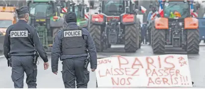  ?? AFP ?? MANIFESTAC­IÓN. Agricultor­es franceses mantienen barricadas como parte de protestas a nivel nacional convocadas por varios sindicatos sobre salarios, impuestos y regulacion­es del sector.