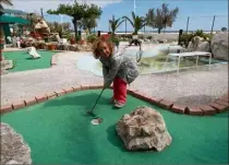  ?? (Photo doc. Patrick Blanchard) ?? Le mini-golf du Mourillon est ouvert tous els jur de  heures à  heures.