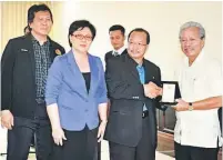  ??  ?? TANDA KENANGAN: Dr Dusit menyampaik­an cenderamat­a kepada Masing selepas merasmikan Bengkel Input Dayak Rancangan Malaysia Ke-11 di Kuching, semalam.