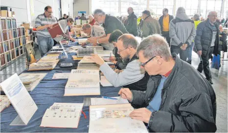  ?? FOTO: TSCHEK ?? Aussterben­des Hobby? Beim Briefmarke­nsammeln wollen sich viele Markenbesi­tzer auch von ihren Schätzen trennen.