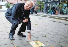  ?? FOTO: PATRIK STÄBLER ?? Heimisches Pflaster: Edmund Stoiber (CSU) zeigt die Plakette auf der Ehrenmeile in Wolfratsha­usen.