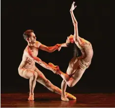  ??  ?? Gäste aus Chicago: Victoria Jaiani und Temur Suluashvil­i tanzten das Adagio aus „Spartacus“.