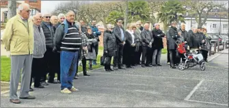  ??  ?? Recueillem­ent devant le monument aux morts