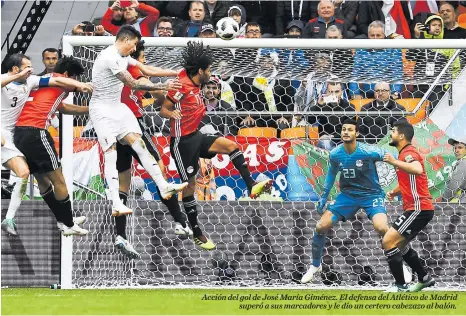  ?? Fotos afp ?? Acción del gol de José María Giménez. El defensa del Atlético de Madrid superó a sus marcadores y le dio un certero cabezazo al balón.