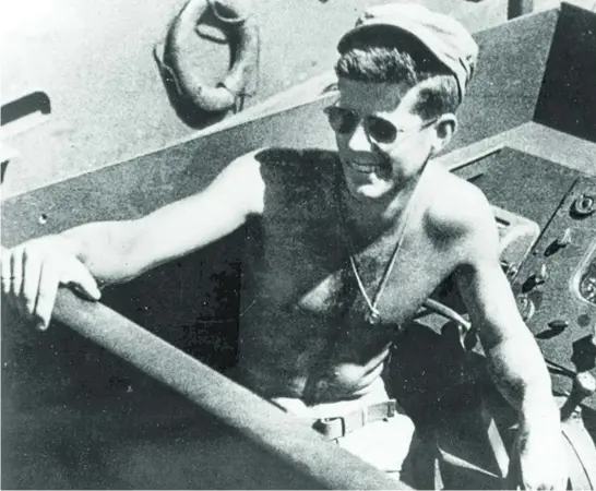  ??  ?? Un joven John F. Kennedy en 1943, año en que estuvo al mando del PT-59, cuyos restos han sido ahora hallados