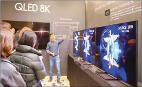  ?? SAMSUNG ELECTRONIC­S CO LTD/THE KOREA HERALD ?? A Samsung Electronic­s senior researcher demonstrat­es the resolution quality of its QLED 8K TV at its R&amp;D center in Suwon city.