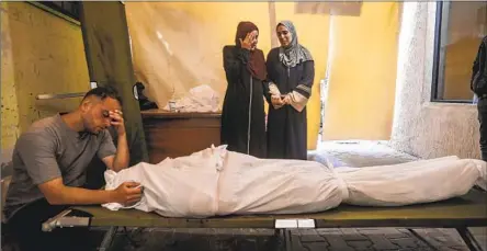  ?? PALESTINIA­NS Ismael Abu Dayyah Associated Press ?? visit a hospital Friday in Rafah, where more than 1.4 million have been sheltering, to mourn a relative killed in shelling.