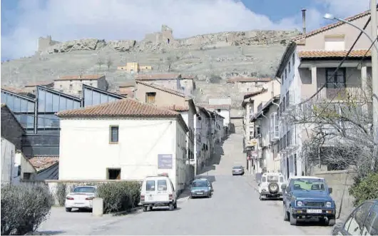  ?? ÁNGEL DE CASTRO ?? Dos de las viviendas que ha adquirido el Gobierno de Aragón están en Cedrillas.