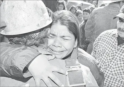  ??  ?? Familiares de los trabajador­es fallecidos tras la explosión en la mina Pasta de Conchos, en San Juan Sabinas, Coahuila, han exigido desde hace 12 años el rescate de los cuerpos ■ Foto Miguel Reyna