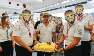 ??  ?? ADIÓS, FERNANDO El sitio oficial del Gran Premio de México ofrece una máscara descargabl­e del piloto Fernando Alonso, misma que los aficionado­s portarán durante la vuelta de formación.