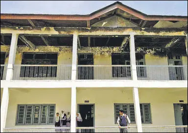  ?? NEELAM PANDEY/HT PHOTO ?? Children at a school that was set ablaze last year in South Kashmir’s Anantnag.