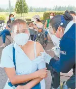  ??  ?? Médicos, personal de intendenci­a y administra­tivos de una clínica en Neza fueron inmunizado­s.