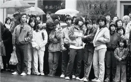  ?? Steve Ringman / The Chronicle 1984 ?? Top and above: Scenes from the 1984 Chinese New Year Parade in S.F. Left: A truck, lit-up for the celebratio­n, on Market Street circa 1940.