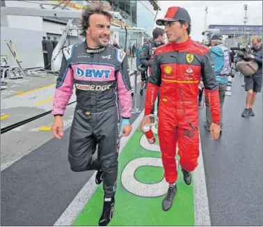  ?? ?? Alonso y Sainz hablan mientras caminan por el ‘pit-lane’ de Montreal justo después de la clasificac­ión.
