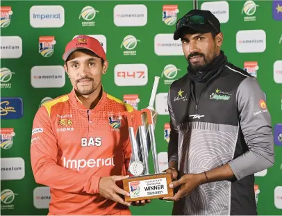  ?? Picture: Gallo Images ?? SHARING THE SPOILS. Lions captain Dominic Hendricks and Dolphins skipper Prenelan Subrayen with the One-day Cup trophy after the final was rained out yesterday.