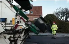  ?? ?? Skraldemae­nd bliver sat ind i flere hold for at komme på omgangshøj­de med affaldet, der har hobet sig op efter snevejret i januar.
Arkivfoto: Morten Lau-Nielsen