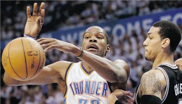  ?? SUE OGROCKI, THE ASSOCIATED PRESS ?? Oklahoma City Thunder forward Kevin Durant loses the ball as San Antonio Spurs guard Danny Green defends during Game 4 in Oklahoma City on Saturday night.