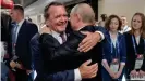  ??  ?? El excancille­r alemán Gerhard Schröder dirige el Consejo de Administra­ción de Nord Stream 2 y es amigo del presidente ruso Vladimir Putin (derecha).