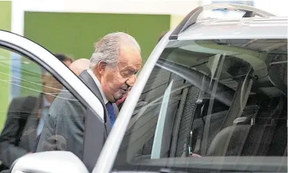  ?? DAVID AGUILAR / EFE ?? Don Juan Carlos en la visita a la fábrica de Mercedes Benz de Vitoria en 2014.