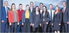  ?? FOTO: IHK HOCHRHEIN-BODENSEE ?? Die Besten in ihrem Ausbildung­sberuf in Baden-Württember­g aus der IHK-Region Ulm (v. l.): IHK-Hauptgesch­äftsführer Otto Sälzle mit Alica Katherina Maurer, Alexander Kaiser, Bibiana Martin, Daniel Poser, Sandra Belicijan, Timo Missel, Dorota Hutzel, Philipp Köhler, Julia Katharina Schwarzer und IHK-Präsident Jan Stefan Roell.