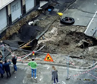  ??  ?? La voragine che si è aperta nella notte tra martedì e mercoledì in via Masoni