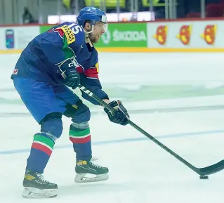  ?? ?? In azzurro Enrico Miglioranz­i in Nazionale: il veneto torna a Bolzano dopo otto anni. A sinistra, il gol di Mantenuto (beo-Foxes) in finale scudetto