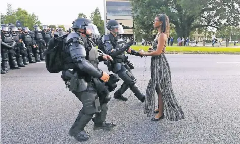  ??  ?? Leshia Evans stellt sich im Juli 2016 Polizisten in den Weg. Das Foto gewann in der Kategorie „Zeitgesche­hen“den World Press Photo-Wettbewerb.