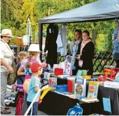  ?? Fotos: Annemarie Meilinger ?? Zum zweiten Mal gab es in der Wifo-Siedlung in Oberhausen einen Flohmarkt. Von Walnüssen bis zum Schreibtis­ch reichte das Angebot.