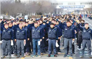  ?? REUTERS ?? MEMBERS of the GM Korea union, a subcommitt­ee for Korea Metal Workers’ Union, hold a meeting to demand GM Korea withdraw its plan to shut down Gunsan manufactur­ing plant in Gunsan, South Korea on Feb. 14.