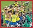  ?? ?? Los jugadores de Brasil celebran el gol.