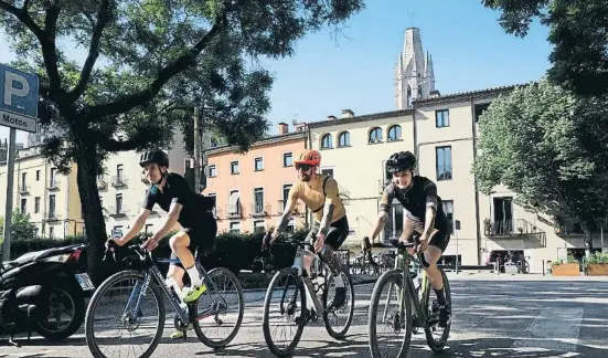  ?? PERE DURAN / NORD MEDIA ?? Uns amics de Berlín es dirigeixen des de Girona cap a l’Escala, uns 80 km de ruta entre anada i tornada i unes 4 o 5 hores de pedaleig