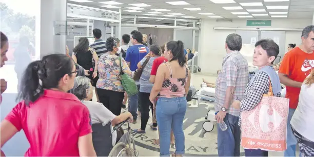  ??  ?? El sector de Urgencias del hospital Central de IPS está colapsado de pacientes, en su gran mayoría para consultas por fiebre y dolor de huesos, síntomas del dengue.