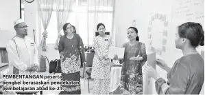  ??  ?? PEMBENTANG­AN peserta bengkel berasaskan pendekatan pembelajar­an abad ke-21.