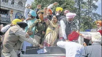  ?? GURMINDER SINGH/HT ?? Aam Admi Party leaders, including leader of opposition Harpal Singh Cheema (pink turban) and his deputy Sarabjit Kaur Manuke, being detained in Ludhiana on Tuesday.