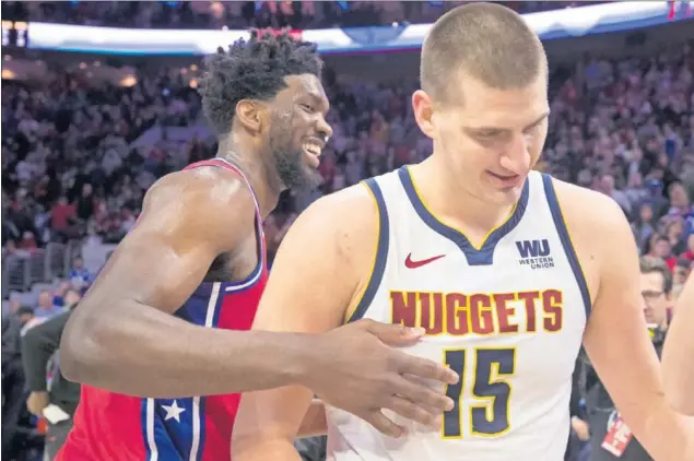  ??  ?? Joel Embiid y Nikola Jokic bromean tras un Sixers-Nuggets disputado en el Wells Fargo Center de Filadelfia en febrero de 2019.