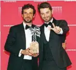  ??  ?? DAVANTI E DIETRO LA CINEPRESAL’attore Francesco Montanari (a sinistra) e il regista Stefano Lodovichi (a destra) con il premio vinto al festival Canneserie­s