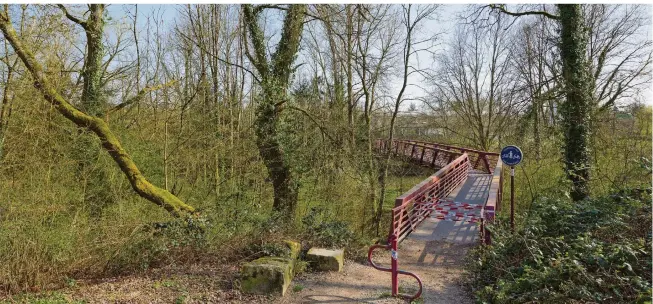  ?? ROBBY LORENZ
FOTO: ?? Die „Freundscha­ftsbrücke“in der Nähe der Bliesmühle zwischen Sitterswal­d und Saargemünd. Das rot-weiße Absperrban­d soll auch hier deutlich machen:
Ein Grenzübert­ritt ist nicht erlaubt. Doch dieser Tage wurde es niedergeri­ssen. Die geschlosse­nen Grenzen und die Kontrollen sorgen vor allem bei den französisc­hen Nachbarn für Unmut.